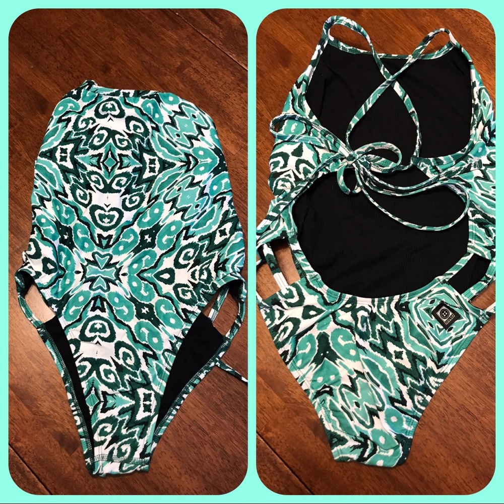 Jolyn NICO 2 TIE-BACK ONESIE - JOY size 32.